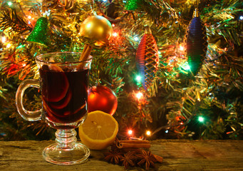 Fototapeta na wymiar Mulled wine near a Christmas tree