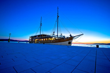Naklejka premium Old wooden sailboat at blue evening