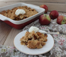 Apple crumble with cinnamon