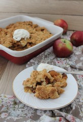 Apple crumble with cinnamon