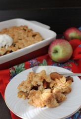 Apple crumble with cinnamon