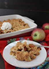 Apple crumble with cinnamon