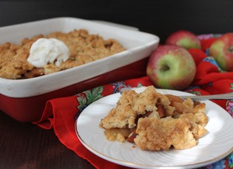 Apple crumble with cinnamon