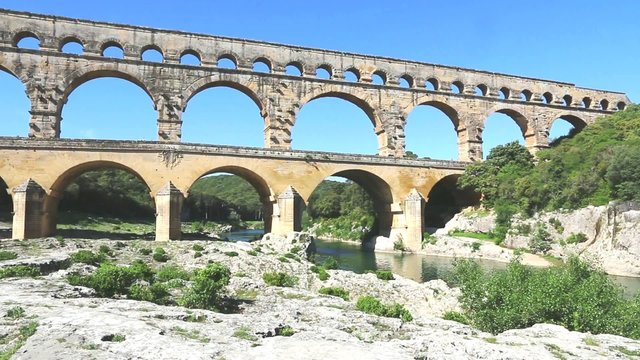 Le pont du Gard depuis les rochers en aval
