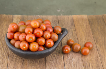 Fototapeta na wymiar Tomates cherry o tomate cereza - Lycopersicum