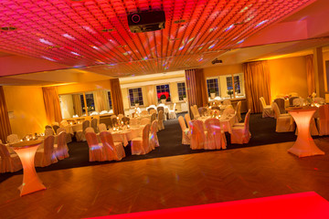 Bestuhlter Festsaal für eine Hochzeitsfeier