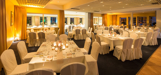 Bestuhlter Festsaal für eine Hochzeitsfeier