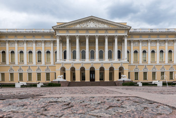 Obraz premium Państwowe Muzeum Rosyjskie (dawniej Muzeum Rosyjskie Jego Cesarskiej Mości Aleksandra III) jest największym depozytariuszem rosyjskich dzieł sztuki w Sankt Petersburgu.