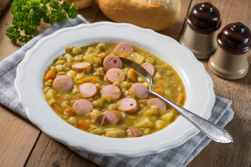 Erbsensuppe mit geschnittener Wiener 