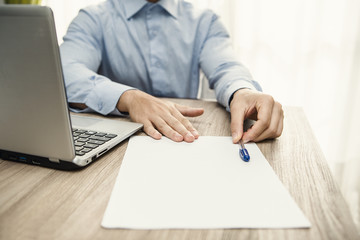 uomo in ufficio che propone un contratto da firmare di lavoro