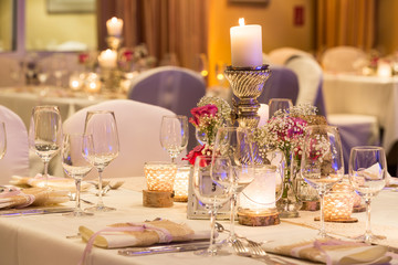 Tischdeko mit Kerzen und Glästern