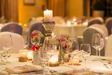 Tischdeko mit Kerzen und Glästern