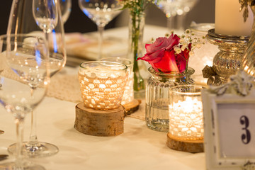 Tischdeko mit Kerzen und Glästern