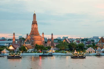 Poster de jardin Bangkok Wat Arun et bateau de croisière dans la nuit, ville de Bangkok, Thaïlande