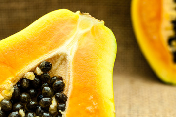 Papaya aufgeschnitten