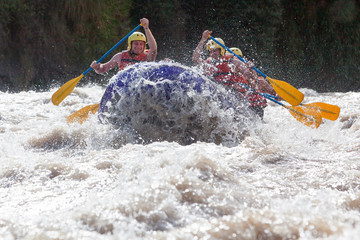 A thrilling whitewater rafting adventure with splashing waves and rushing water against a backdrop of pristine white rapids. - obrazy, fototapety, plakaty