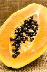 Papaya aufgeschnitten