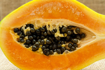 Papaya aufgeschnitten