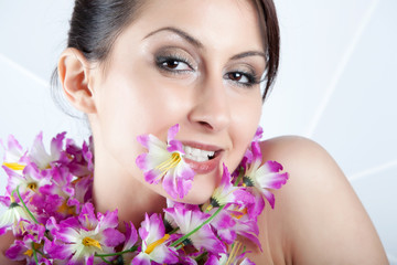 Fototapeta premium Stunning female model adorned with a beautiful artificial flowers garland,perfect for adding a touch of elegance and charm to any occasion.