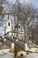 У подножия сбора Успения Пресвятой Богородицы в Успенском Святогорском монастыре. Пушкинские горы