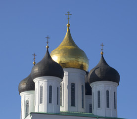 Купола Троицкого собора крупным планом. Псков