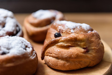 bun with currants