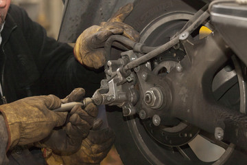 meccanico  gomme motocicletta. mechanical motorcycle tires