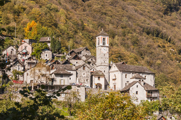 Fototapeta premium Corippo, Dorf, Bergdorf, Dorfkirche, Dorfplatz, Steinhäuser, historische Häuser, Kastanienwald, Wanderweg, Verzascatal, Herbstfarben, Herbstwanderung, Herbst, Tessin, Schweiz
