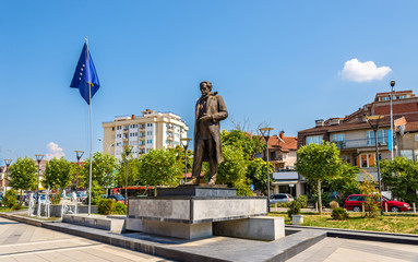 Statue of Ibrahim Rugova in Pristina - Kosovo - obrazy, fototapety, plakaty