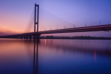 Fototapeta na wymiar Südbrücke in Kiew zum Sonnenuntergang
