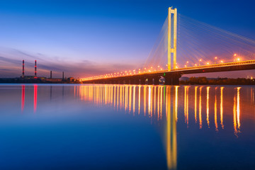 Fototapeta na wymiar Südbrücke in Kiew zur blauen Stunde