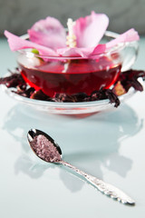 Malvenblütenzucker und Tee mit frischen und getrockneten Blüten