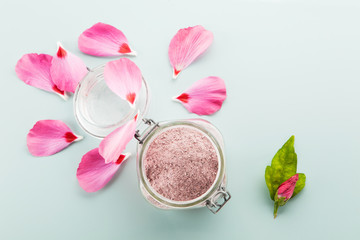 Malvenblütenzucker im Glas mit frischen Blüten dekoriert © steinerpicture