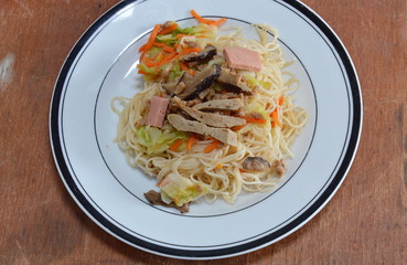 vegetarian noodle topping gluten and mushroom on dish