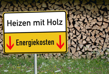 Heizen mit Holz 20 / Schild vor Brennholz
