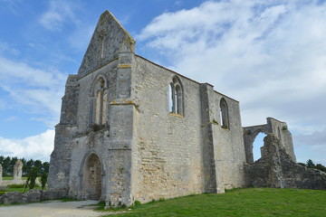 Fototapeta na wymiar Abbaye Ruinee auf der Insel Er