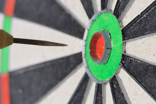 Dartpfeil fliegt in das Bullseye