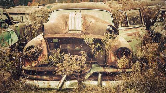 photo vintage d'une voiture accidentée dans une casse automobile
