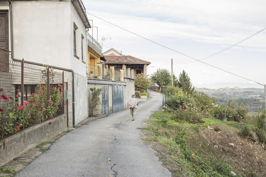 Vecchietta In Un Borgo Semiabbandonato