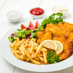 Hähnchen Schnitzel mit Pommes und Salat