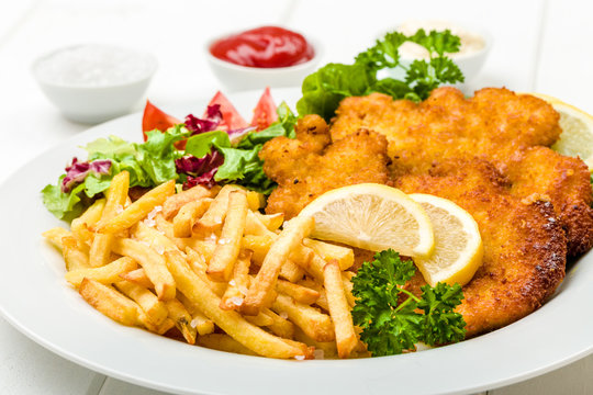 H&auml;hnchen Schnitzel mit Pommes und Salat