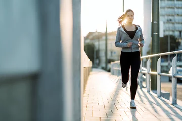 Photo sur Aluminium Jogging Sporty woman jogging in city