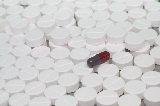 White pills paracetamol paceblo tablets and one pill capsule