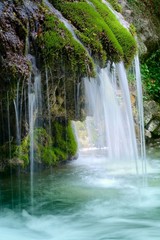 Fototapeta premium Piękny wodospad w lesie, wiosna, długi czas ekspozycji
