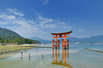 Obraz premium Otorii ze świątyni Miyajima Goshima