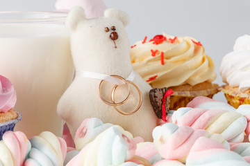 Obraz na płótnie Canvas Wedding decoration with toy bear and rings