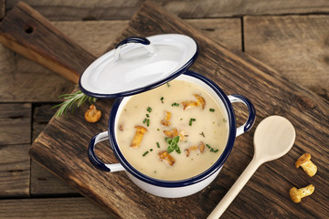 Hausgemachte Waldpilzcremesuppe mit frischen Pfifferlingen