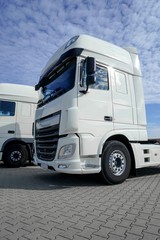 Fernverkehr-Transportbranche, weiße Zugmaschine