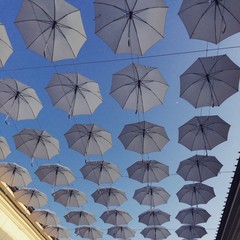Fototapeta na wymiar white umbrellas