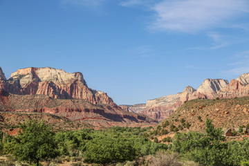 beeindruckende rot wei&szlig;e Felsformationen in unber&uuml;hrter Natur in Amerikas Western